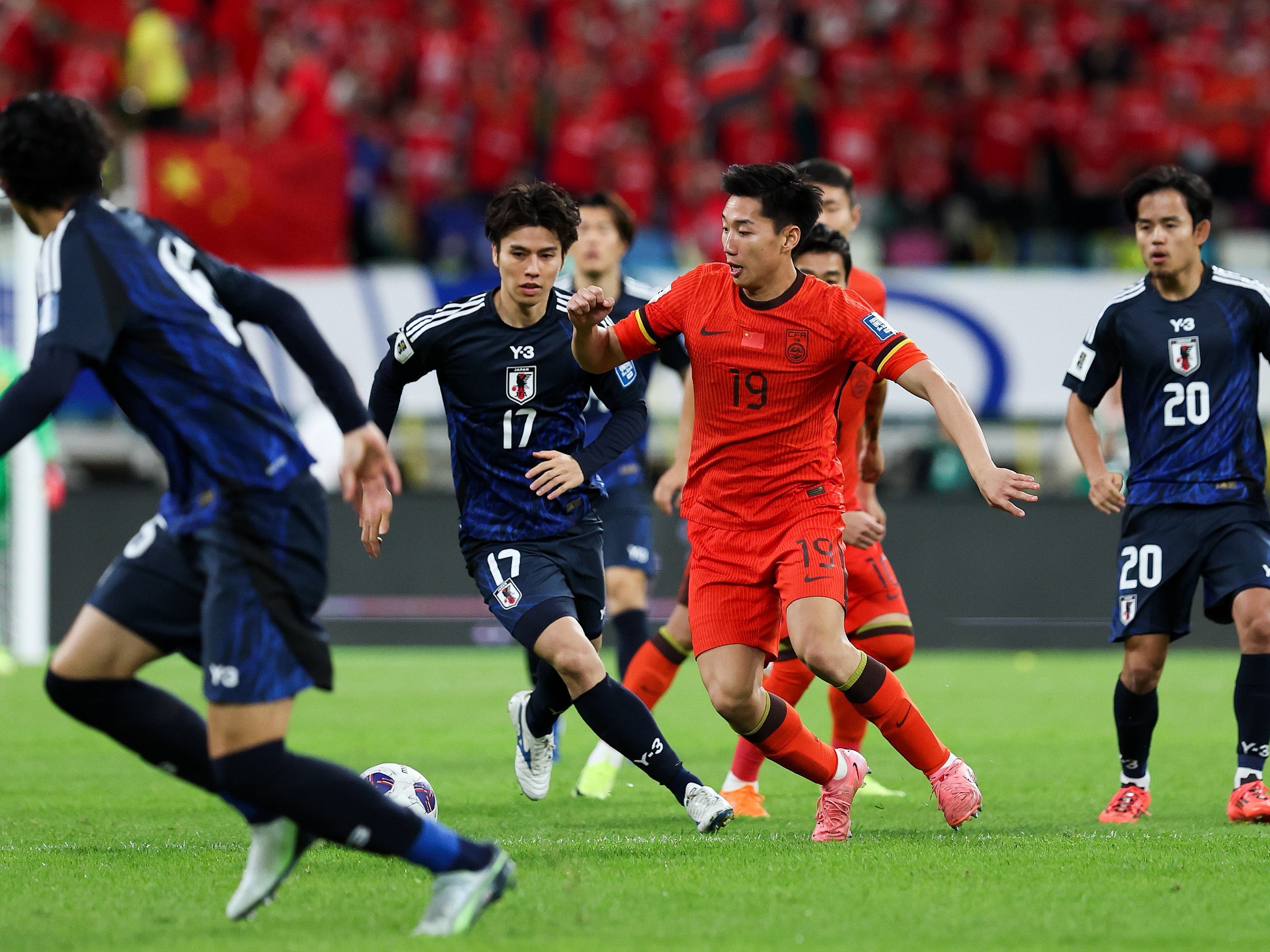 胜负难定！亚洲足球赛场上的激情碰撞的简单介绍