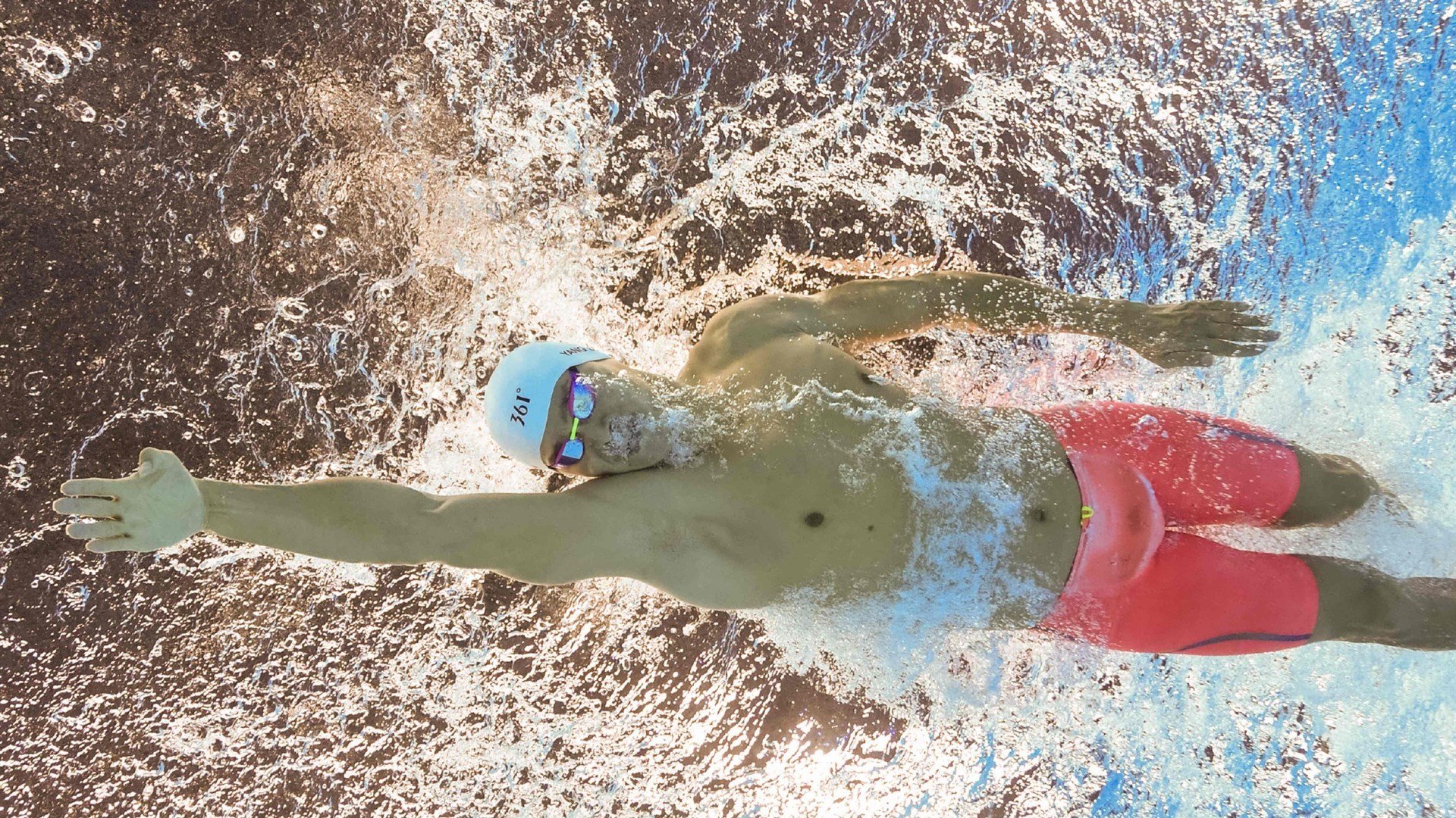 红与黄的史诗，托尼引领利物浦，在安菲尔德的雨夜中击穿哥伦比亚铁壁